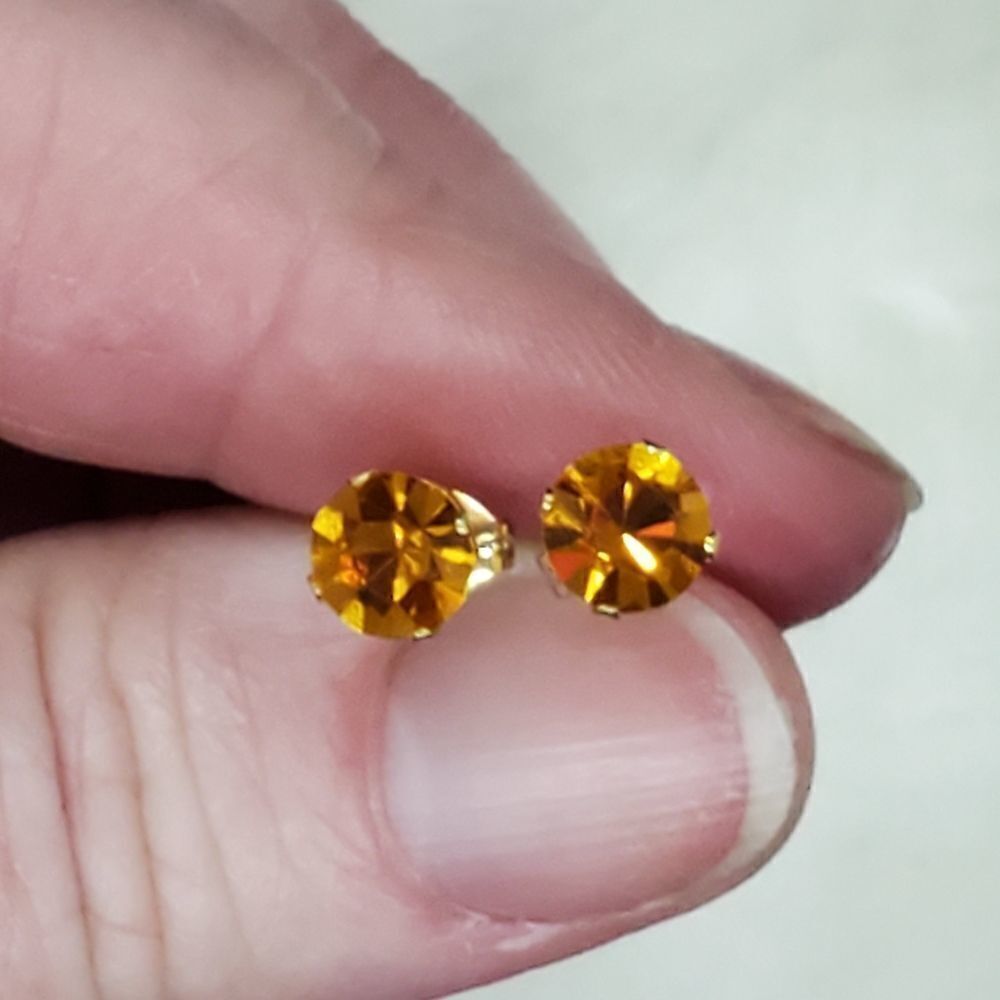 Stud Earrings - Picture 7 of 8